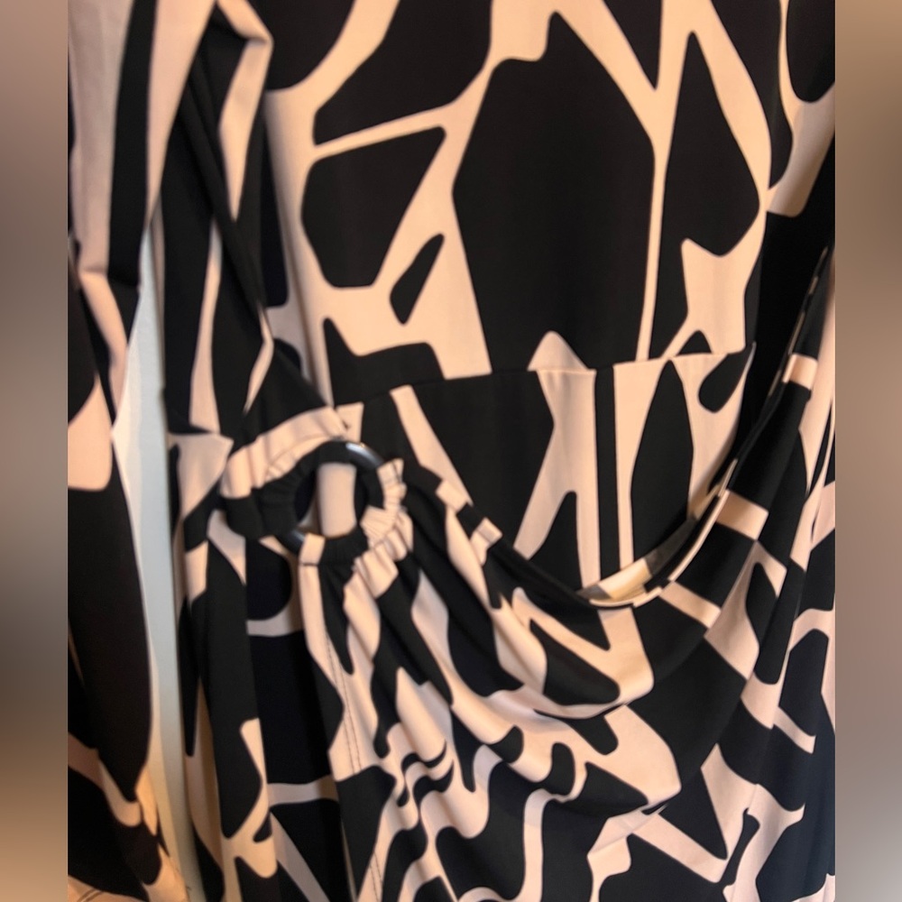 Gilli Black and Beige Abstract-Print Long Sleeve Faux Wrap Dress - Picture 6 of 8